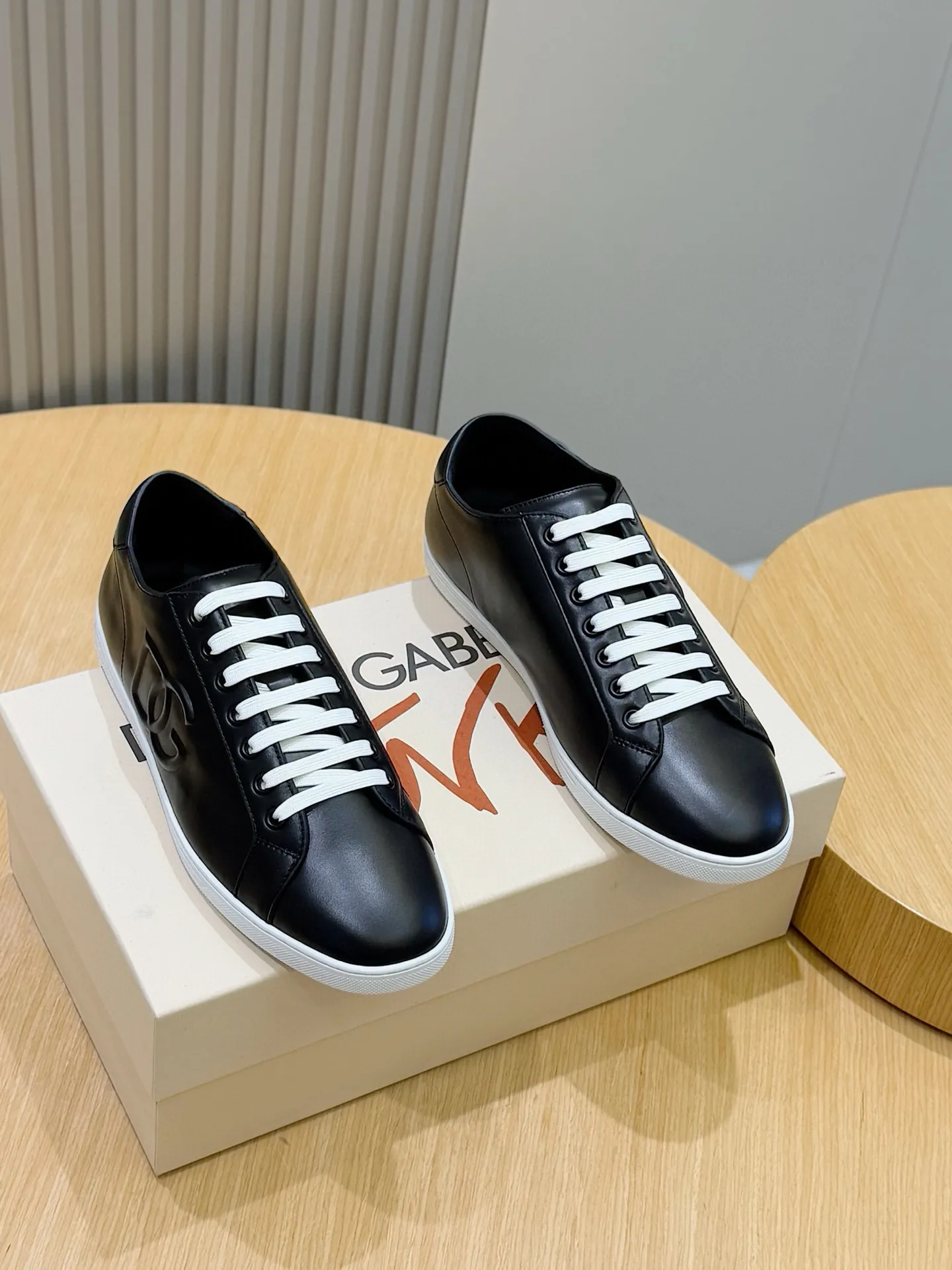Men's Men's Shoes💰400 [New Style]🐏🐏DG men's calfskin sneakers Portofino Yacht shoes, simple and versatile design, unique saddle leather soles. The Dolce &G logo rear wing is the icing on the cake. Imported cowhide + rubber outsole Size: 39-44 (customized at 38.45)